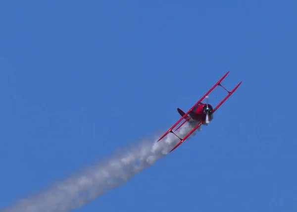 Biplano Rosso Che Fuma Allo Spettacolo Aereo — Foto Stock