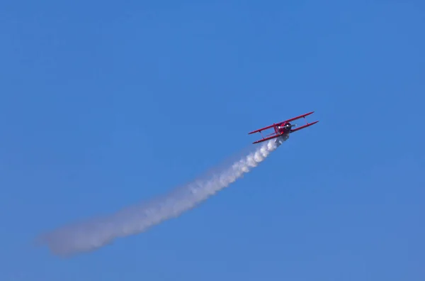航空ショーでの赤い飛行機の喫煙 — ストック写真