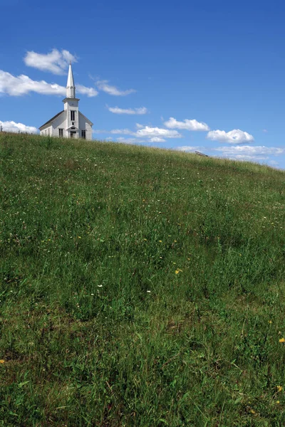 Photo Little White Wooden Church Top Hill — Stock Photo, Image