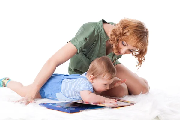 Madre Con Bambino Piccolo Legge Libro Sfondo Bianco — Foto Stock