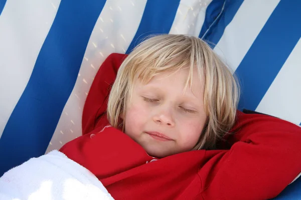 Хлопчик Пляжному Кріслі — стокове фото