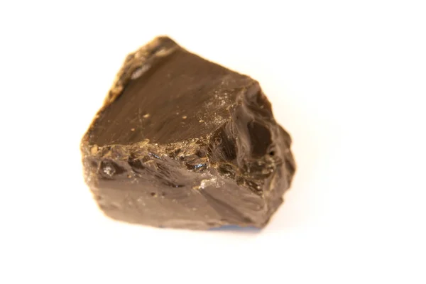 Makroaufnahme Von Obsidian Einem Vulkanischen Glas Das Über Weißem Hintergrund — Stockfoto