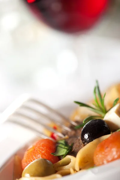 Nudeln Mit Tomaten Und Oliven — Stockfoto