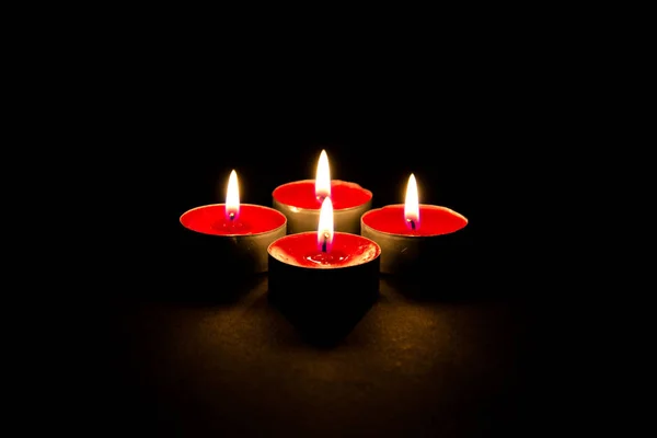 Чотири Полум Яні Червоні Свічки — стокове фото