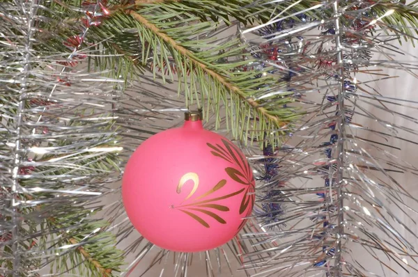 Roze Kerstmis Bal Met Ornament — Stockfoto