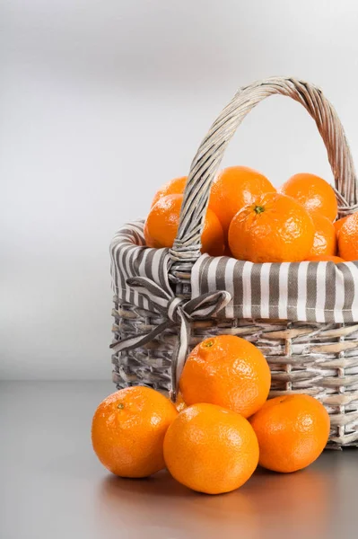 Panier Pile Mandarines Fraîches Sur Fond Argenté — Photo