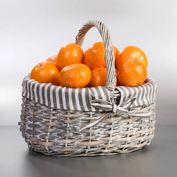 Panier Avec Mandarines Fraîches Sur Fond Argenté — Photo