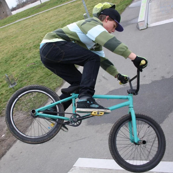 市内で自転車に乗っている若者は — ストック写真