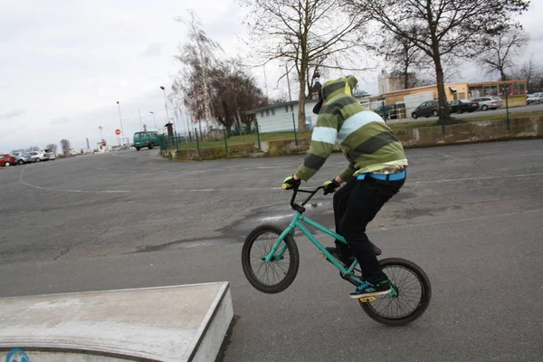 市内で自転車に乗っている若い女性は — ストック写真