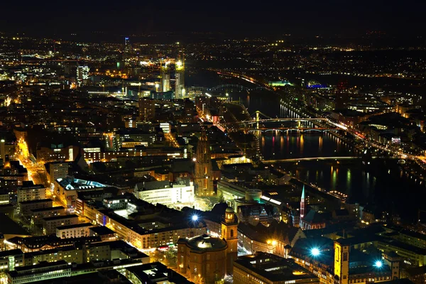 ドイツ ヘッセン州の歴史的中心部と夜のフランクフルトの都市景観 — ストック写真