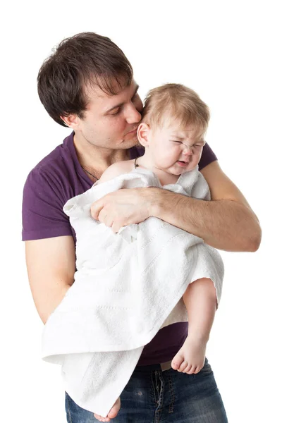 Giovane Padre Suo Dolce Bambino Con Asciugamano Sfondo Bianco Famiglia — Foto Stock