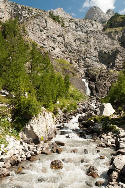 Zdroj Lac Tseuzier Švýcarsku — Stock fotografie