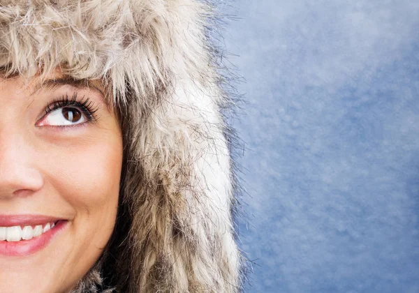 Mitad Hermoso Rostro Una Joven Retrato Riendo Delante Fondo Azul —  Fotos de Stock