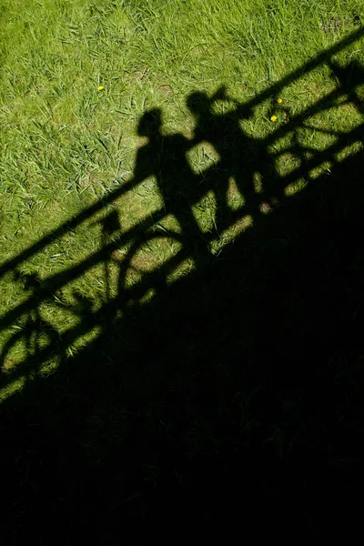 Silhuetas Dois Ciclistas Montanha Durante Uma Parada Uma Ponte — Fotografia de Stock