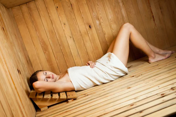 Jeune Femme Relaxante Dans Sauna — Photo