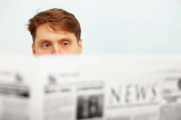 Молодий Чоловік Читає Новини Газеті — стокове фото