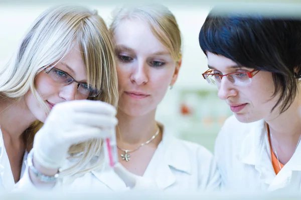 Kvinnliga Forskare Som Bedriver Forskning Ett Laboratorium Färgtonad Bild — Stockfoto