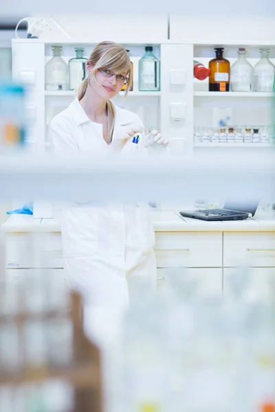 Kvinnlig Forskare Som Utför Experiment Ett Kemilabb Färgtonad Bild — Stockfoto