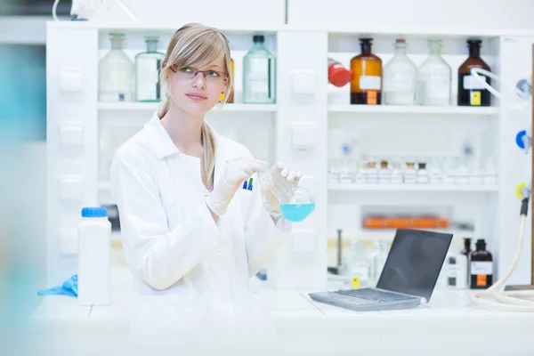Investigadora Femenina Que Realiza Experimentos Laboratorio Química Imagen Tonificada Color — Foto de Stock