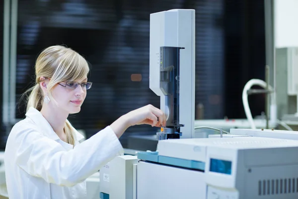 Investigadora Femenina Que Realiza Experimentos Laboratorio Química Imagen Tonificada Color — Foto de Stock