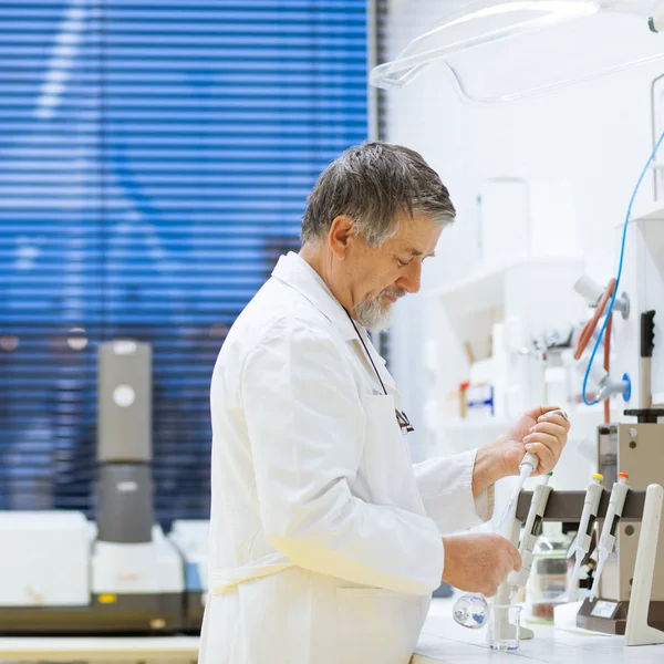 Senior Male Researcher Carrying Out Scientific Research Lab Shallow Dof — Stock Photo, Image