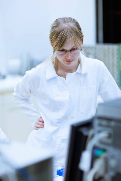 化学研究室で実験を行う女性研究者 カラートーン画像 — ストック写真