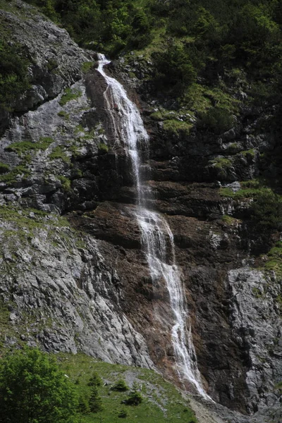 Bella Cascata Sullo Sfondo Della Natura — Foto Stock