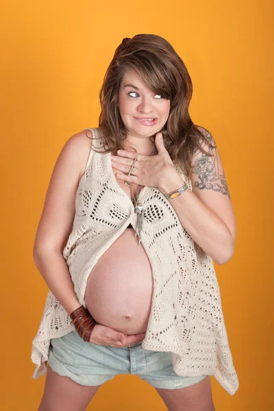 Zawstydzona Młoda Kobieta Ciąży Odwraca Wzrok Gryzie Wargę — Zdjęcie stockowe