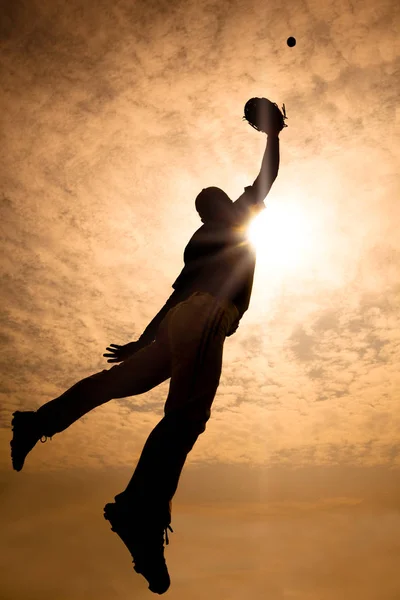 Die Silhouette Eines Baseballspielers Springt Die Luft Den Fang Machen — Stockfoto