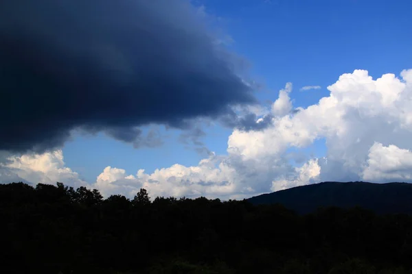 天候は変わりつつあり 黒と白の雲の衝突は — ストック写真