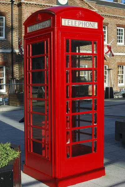 Red English Telephone Kiosk Στο Gunwharf Quays Πόρτσμουθ Χάμσαϊρ Αγγλία — Φωτογραφία Αρχείου