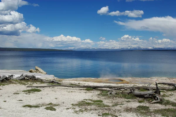Озеро Желтое Горячими Бассейнами Wyoming — стоковое фото