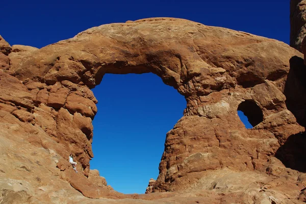 Big Arch Small Girl Arches National Park Utah — стоковое фото