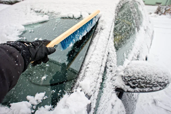 Removendo Neve Uma Janela Carro Usando Pincel — Fotografia de Stock