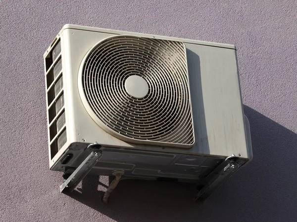 Outdoor Unir Van Airconditioner Verslaafd Aan Het Gebouw — Stockfoto