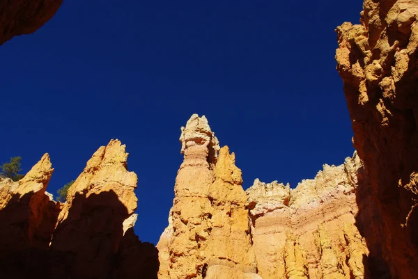 Ciel Bleu Profond Sur Les Tours Rocheuses Parc National Canyon — Photo