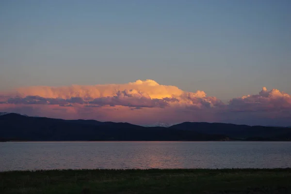 蒙大拿州日出时的湖泊 高山和云彩 — 图库照片