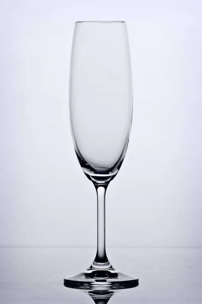 Sektglas Kontrast Mot Vit Botten Med Reflektion Golvet — Stockfoto