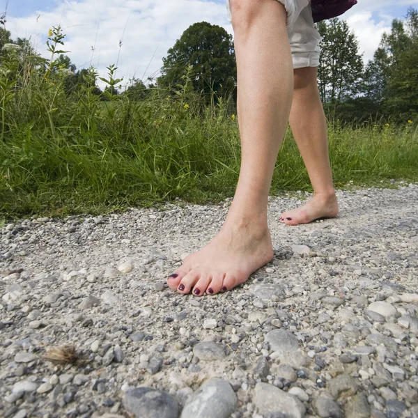 Vista Pierna Una Mujer Vagando Descalza Camino Rocoso Perspectiva Rana — Foto de Stock