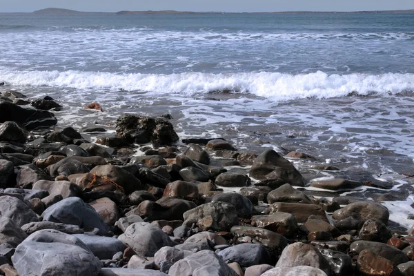 Ein Kieselstrand Einem Warmen Tag Mit Ruhigem Meer Als Hintergrund — Stockfoto