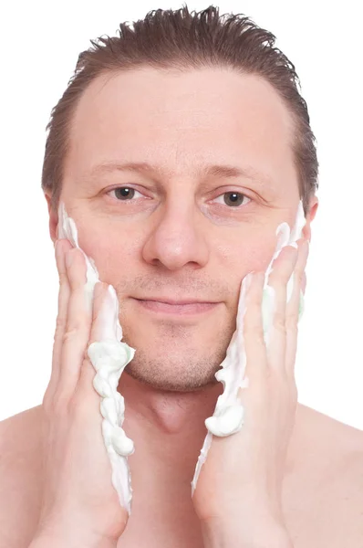 笑顔の男が顔の顎にシェービングクリームを潤滑 — ストック写真