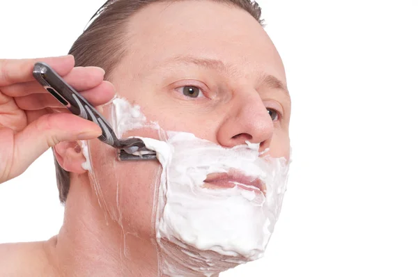 Homem Com Creme Barbear Cara Está Fazendo Uma Barbeação Molhada — Fotografia de Stock