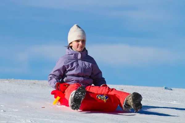一个女孩在雪地里滑 — 图库照片