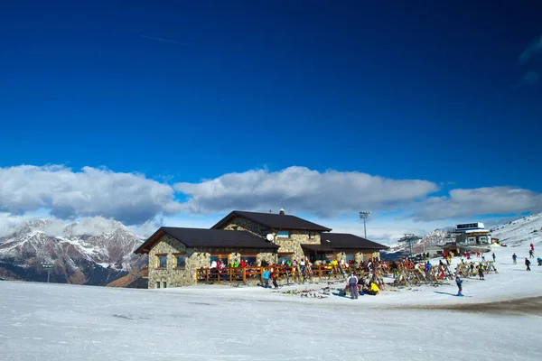 Houten Chalet Met Skiër — Stockfoto