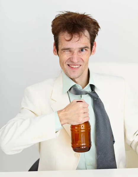 Tipo Alegre Casaco Branco Com Uma Garrafa Cerveja Mão — Fotografia de Stock