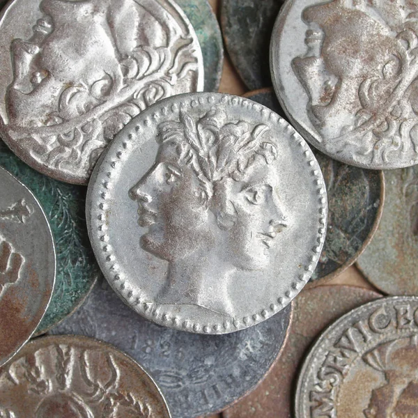 Ένας Σωρός Από Πολλά Αρχαία Ρωμαϊκά Νομίσματα — Φωτογραφία Αρχείου