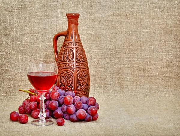 Πήλινη Οινοχόη Γεωργιανό Κρασί Ένα Ποτήρι Και Σταφύλια Μια Νεκρή — Φωτογραφία Αρχείου