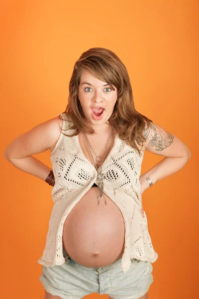 Αυθάδης Έγκυος Γυναίκα Χέρια Στο Ισχίο Πάνω Πορτοκαλί Φόντο — Φωτογραφία Αρχείου