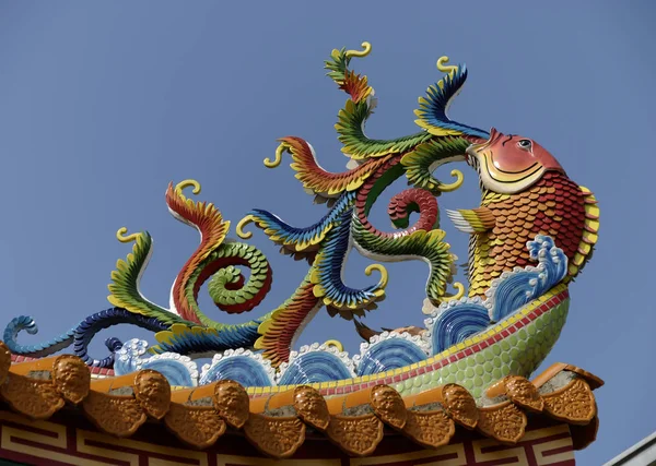 道教寺院の屋根の上の魚 アンピング — ストック写真