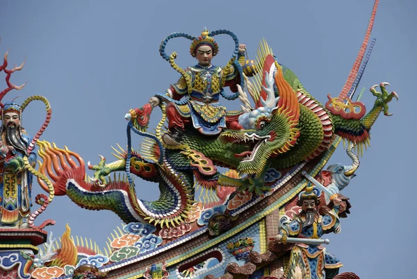 道教の寺院の屋根の上に龍 アンピング — ストック写真